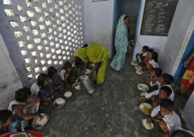 طاهية تقدم وجبات مجانية لتلاميذ مدرسة في ولاية بيهار الهندية -رويترز